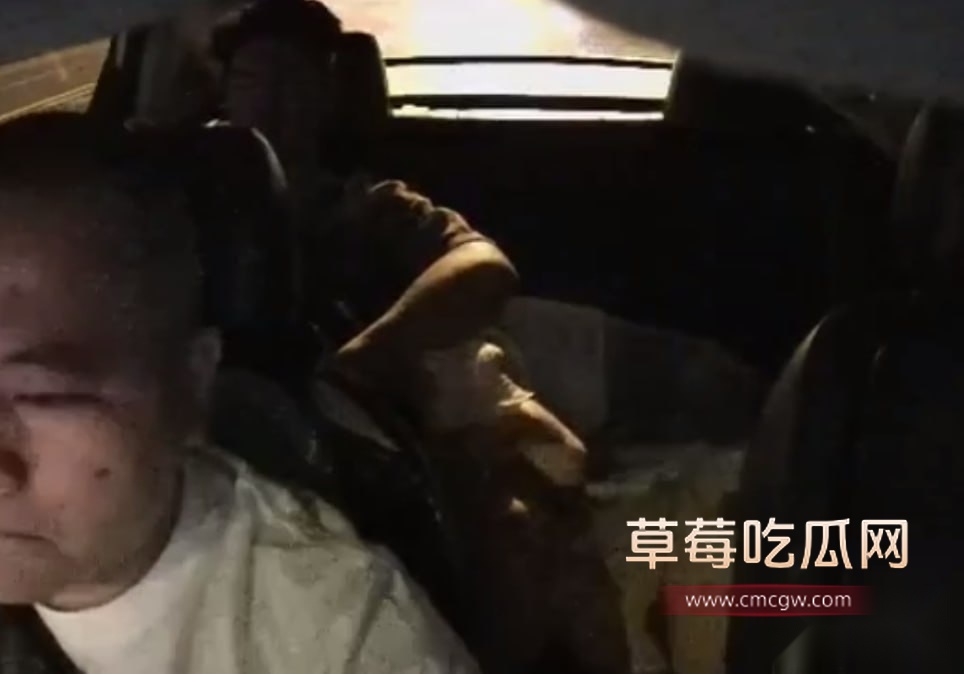 小情侣在滴滴车上口交1.jpg 小情侣在滴滴车上口交1.jpg