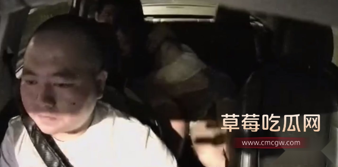 小情侣在滴滴车上口交2.jpg 小情侣在滴滴车上口交2.jpg