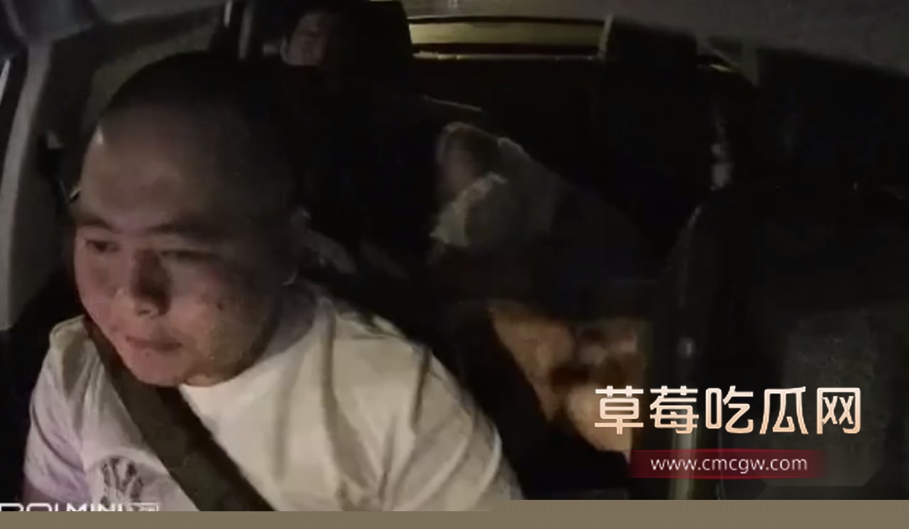 小情侣在滴滴车上口交4.jpg 小情侣在滴滴车上口交4.jpg