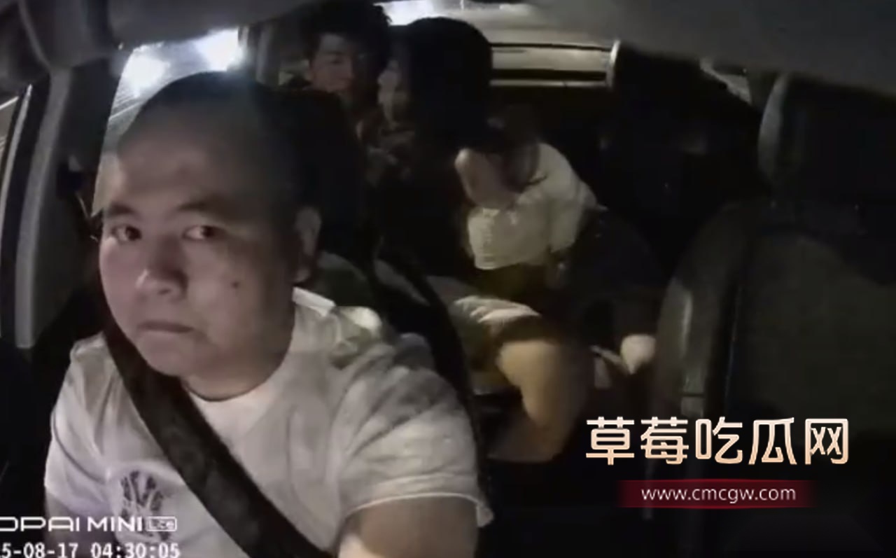 小情侣在滴滴车上口交5.jpg 小情侣在滴滴车上口交5.jpg