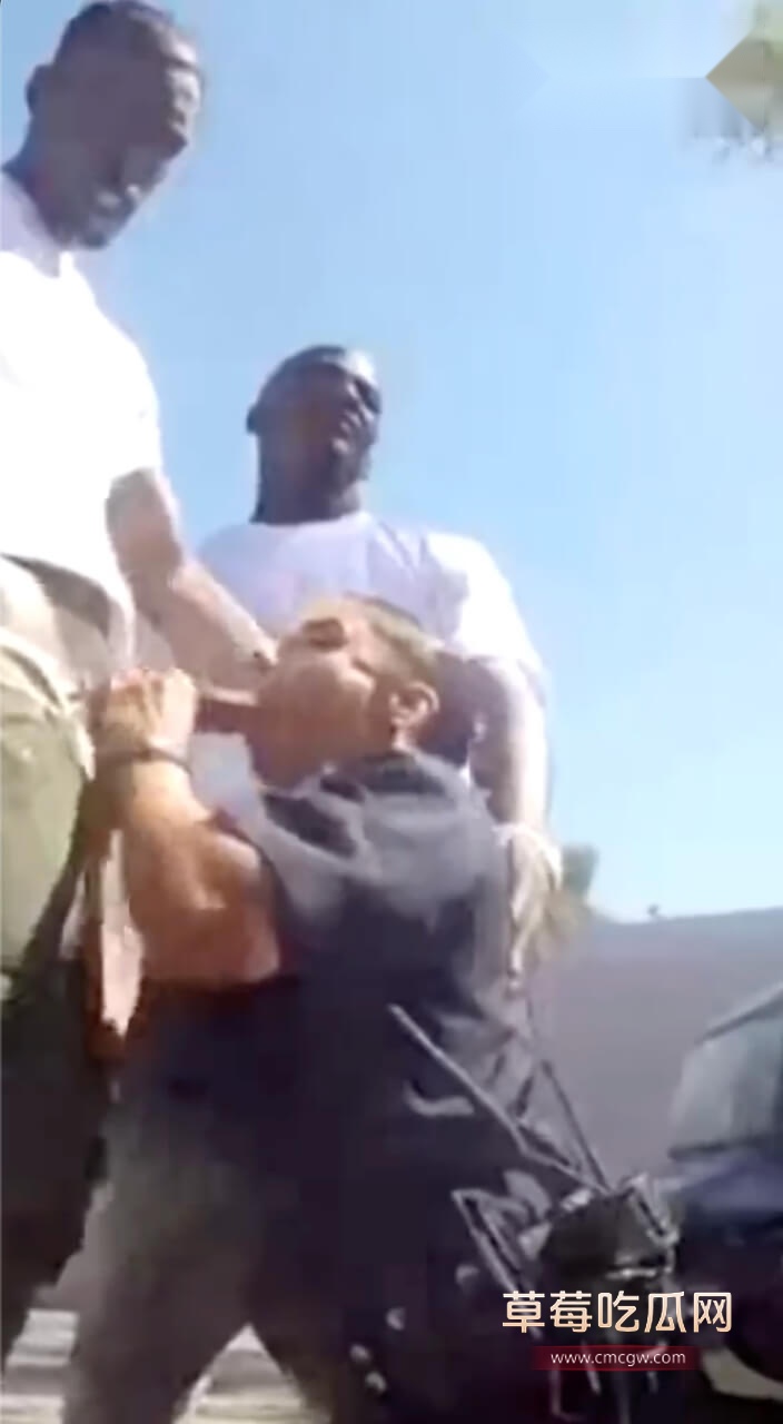 女警在大街上给匪徒口交1.jpg 女警在大街上给匪徒口交1.jpg