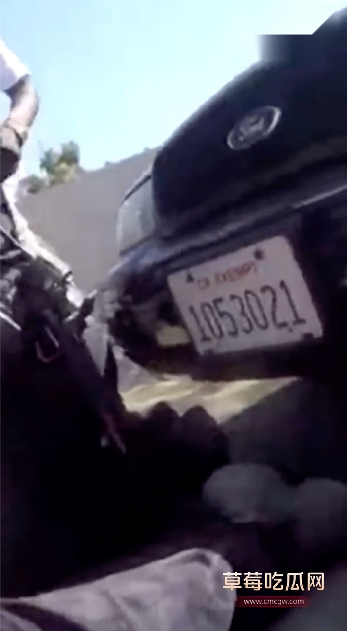 女警在大街上给匪徒口交2.jpg 女警在大街上给匪徒口交2.jpg