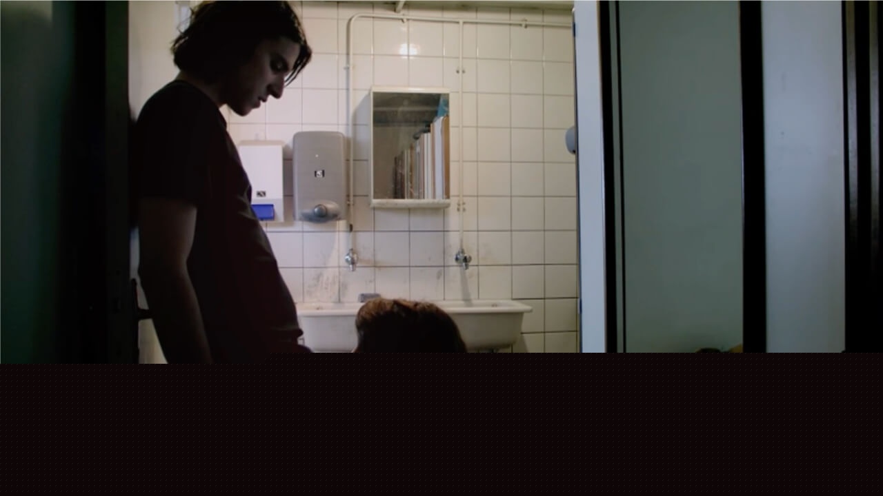 女主在卫生间帮男主口交.jpg 女主在卫生间帮男主口交.jpg