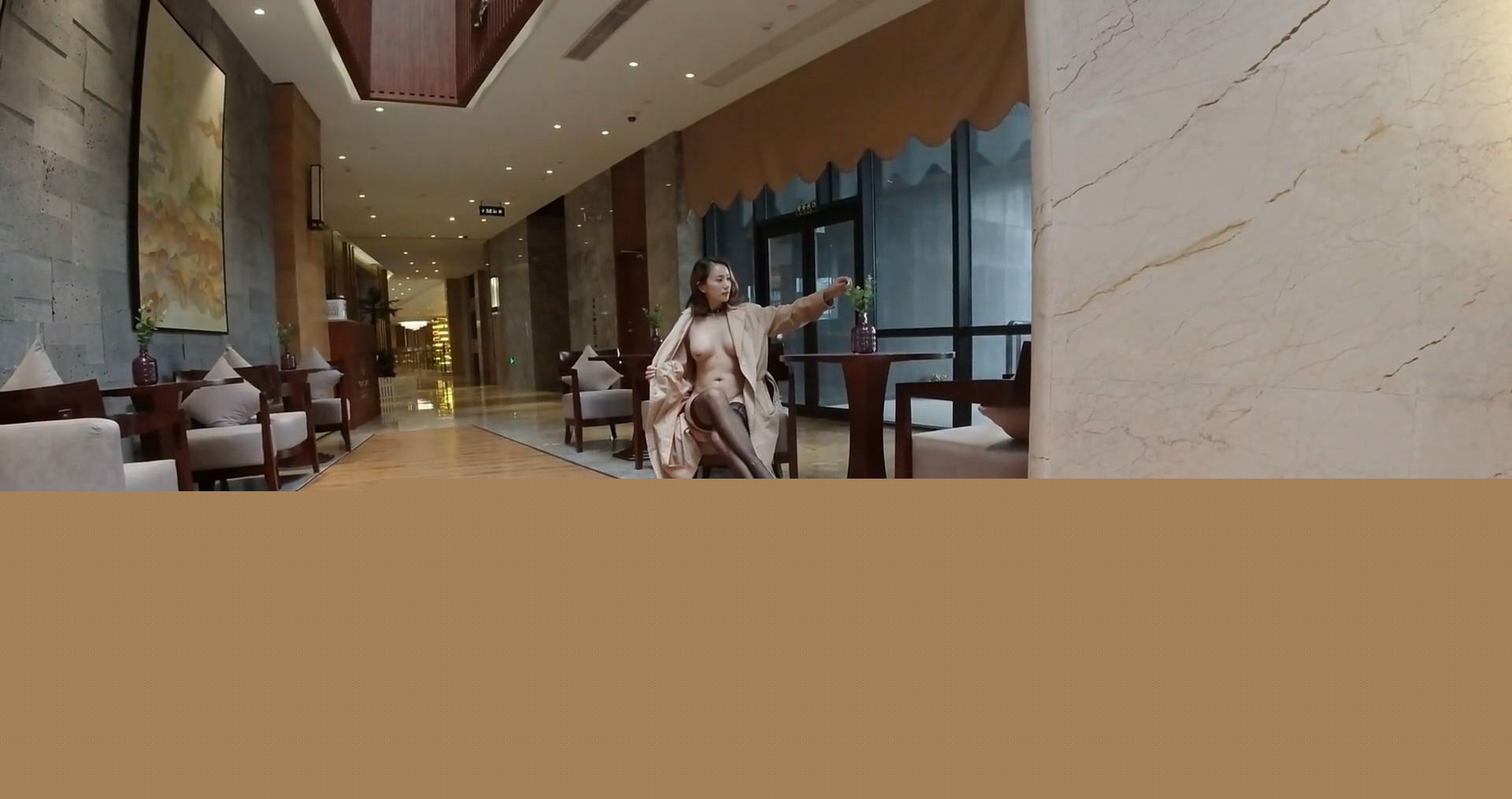 黑丝熟女在公众场合玩露出1 黑丝熟女在公众场合玩露出1