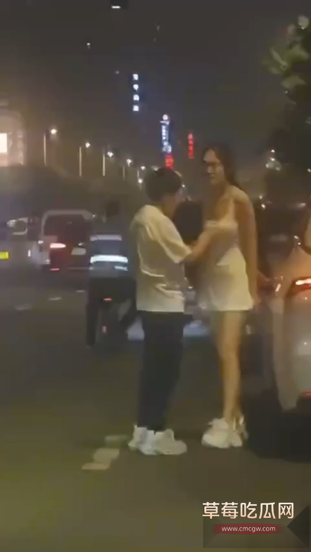 大街上跟老妈吵架一言不合就脱光 1 大街上跟老妈吵架一言不合就脱光 1