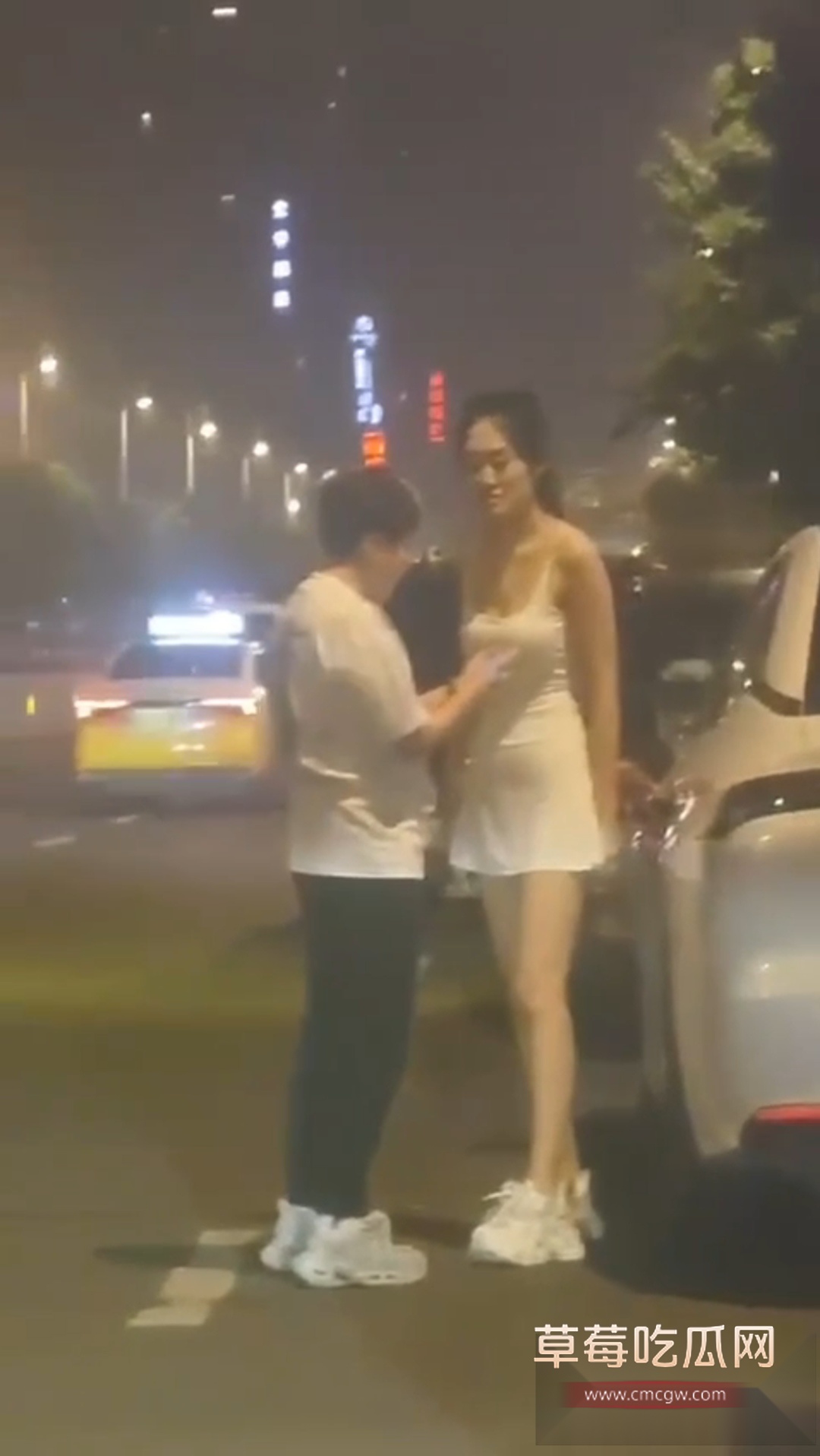 大街上跟老妈吵架一言不合就脱光 2 大街上跟老妈吵架一言不合就脱光 2