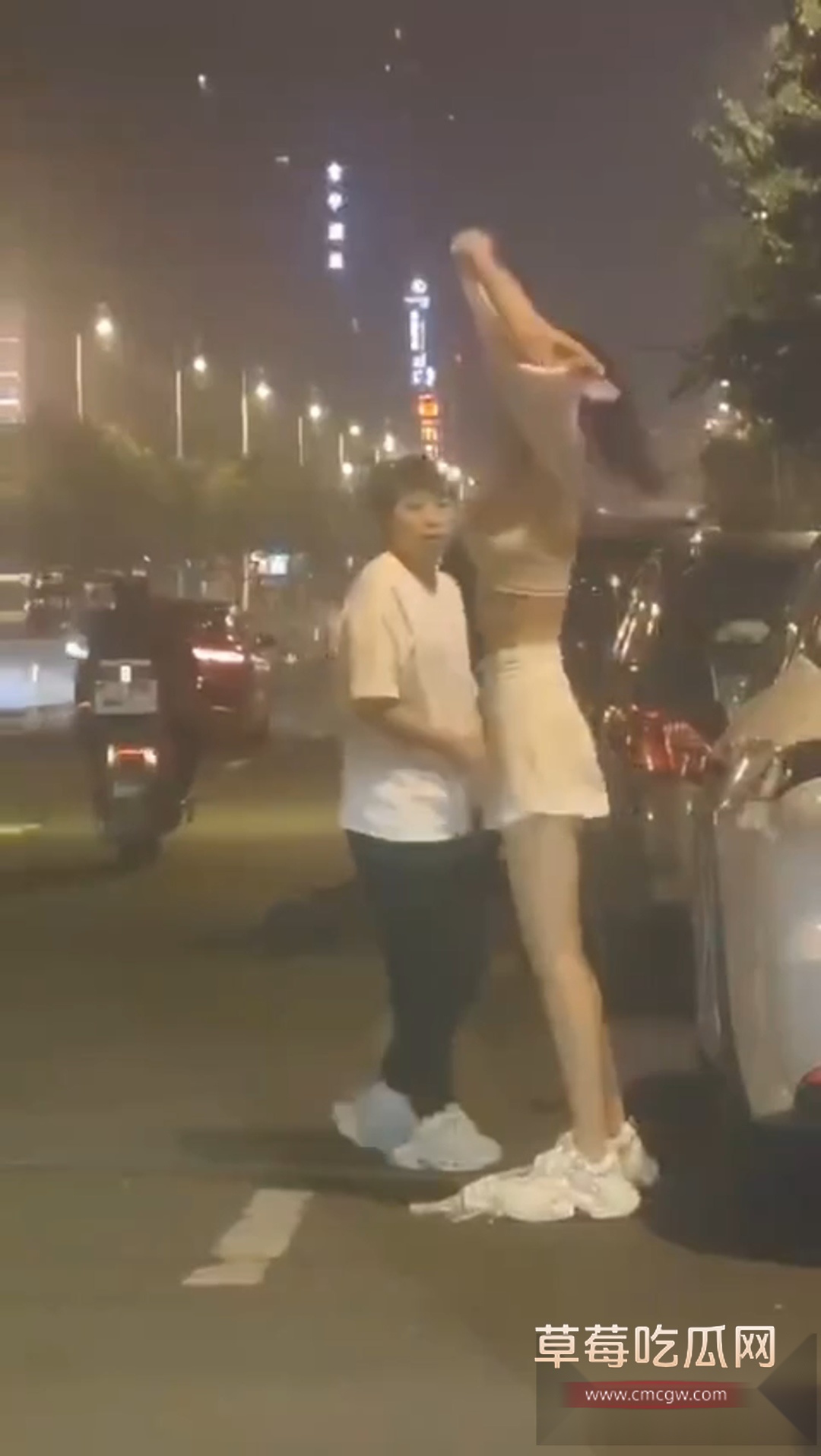 大街上跟老妈吵架一言不合就脱光 3 大街上跟老妈吵架一言不合就脱光 3