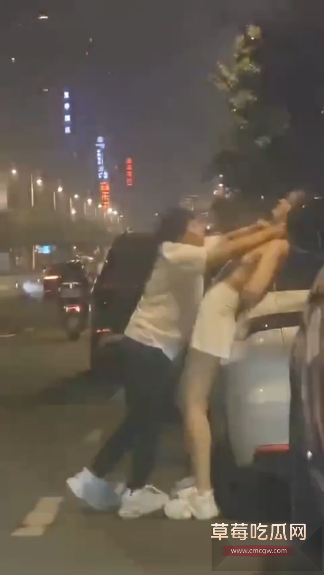 大街上跟老妈吵架一言不合就脱光 4 大街上跟老妈吵架一言不合就脱光 4