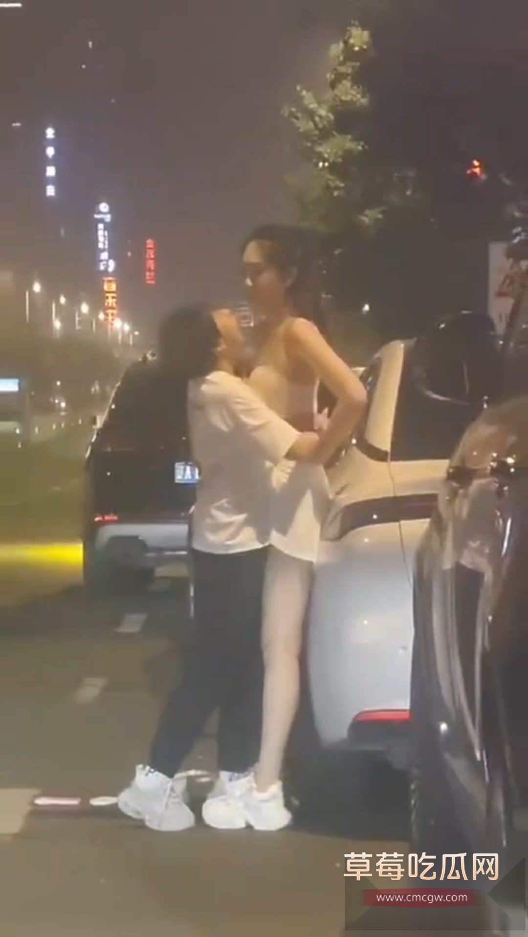 大街上跟老妈吵架一言不合就脱光 5 大街上跟老妈吵架一言不合就脱光 5