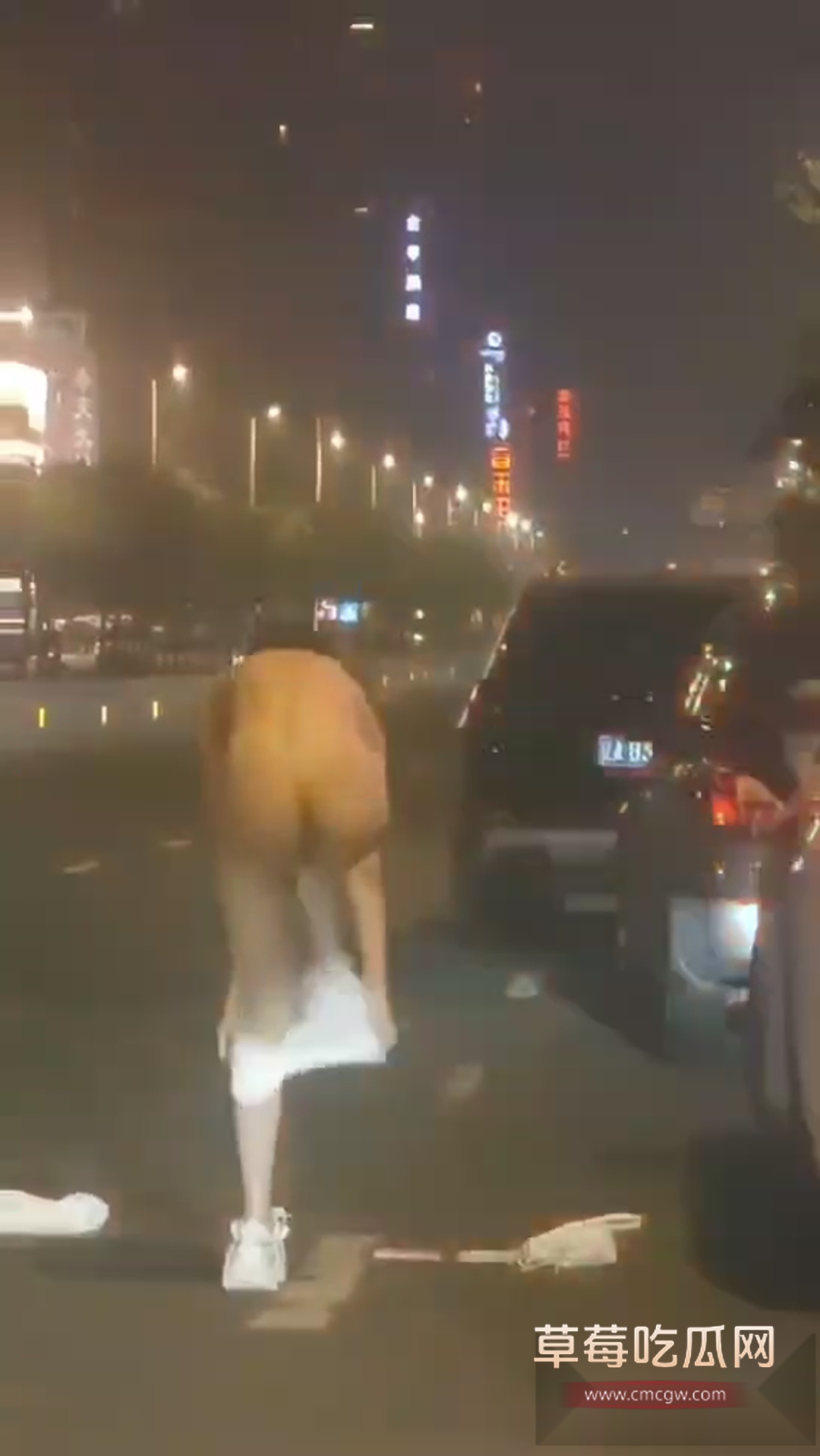 大街上跟老妈吵架一言不合就脱光 6 大街上跟老妈吵架一言不合就脱光 6