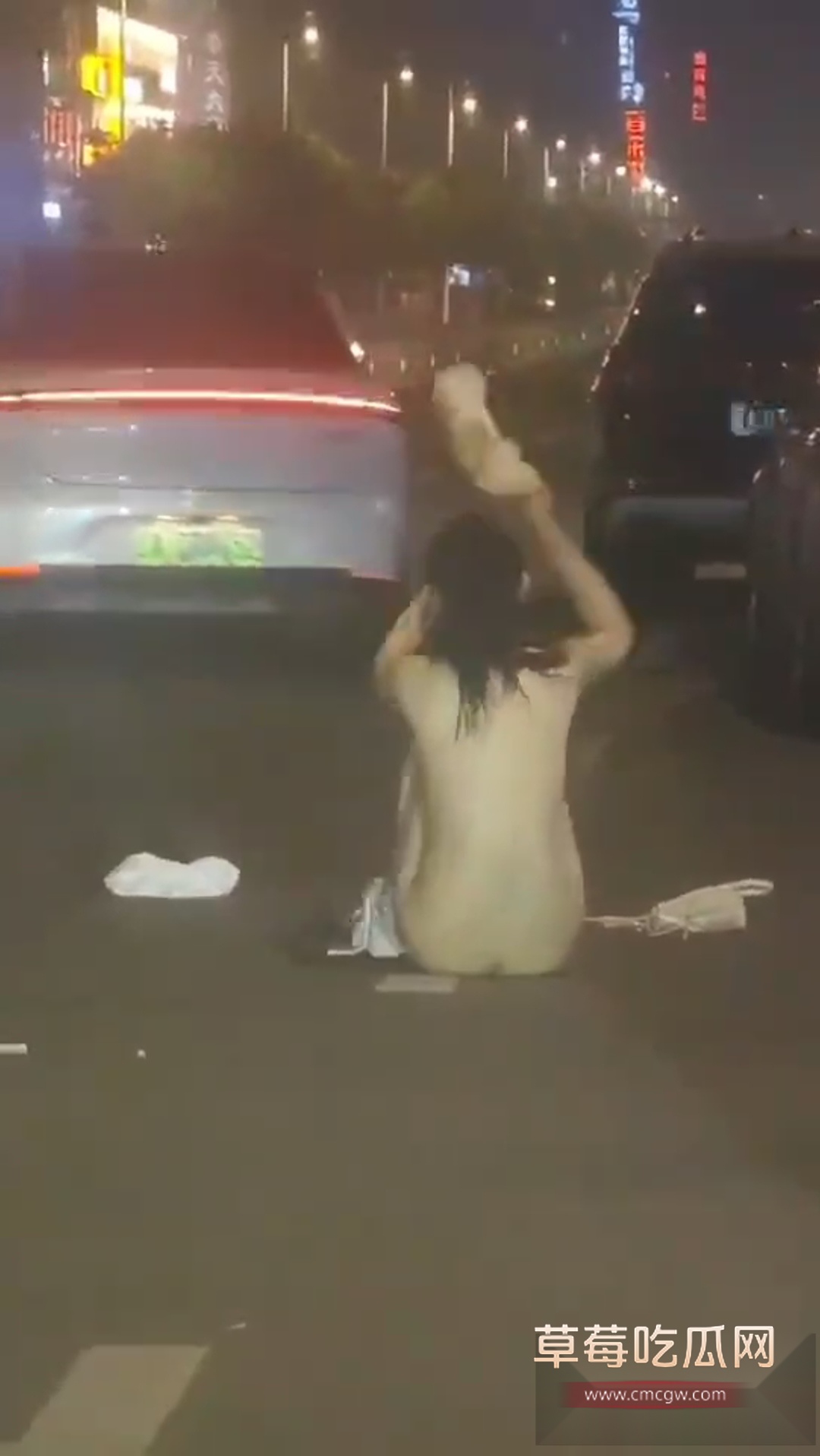 大街上跟老妈吵架一言不合就脱光 7 大街上跟老妈吵架一言不合就脱光 7