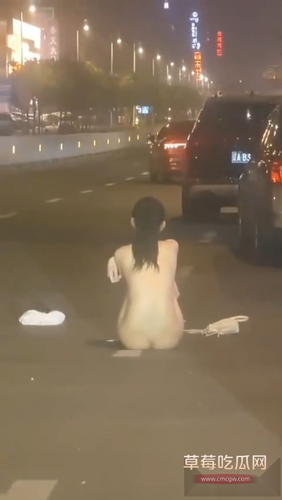 大街上跟老妈吵架一言不合就脱光 8 大街上跟老妈吵架一言不合就脱光 8