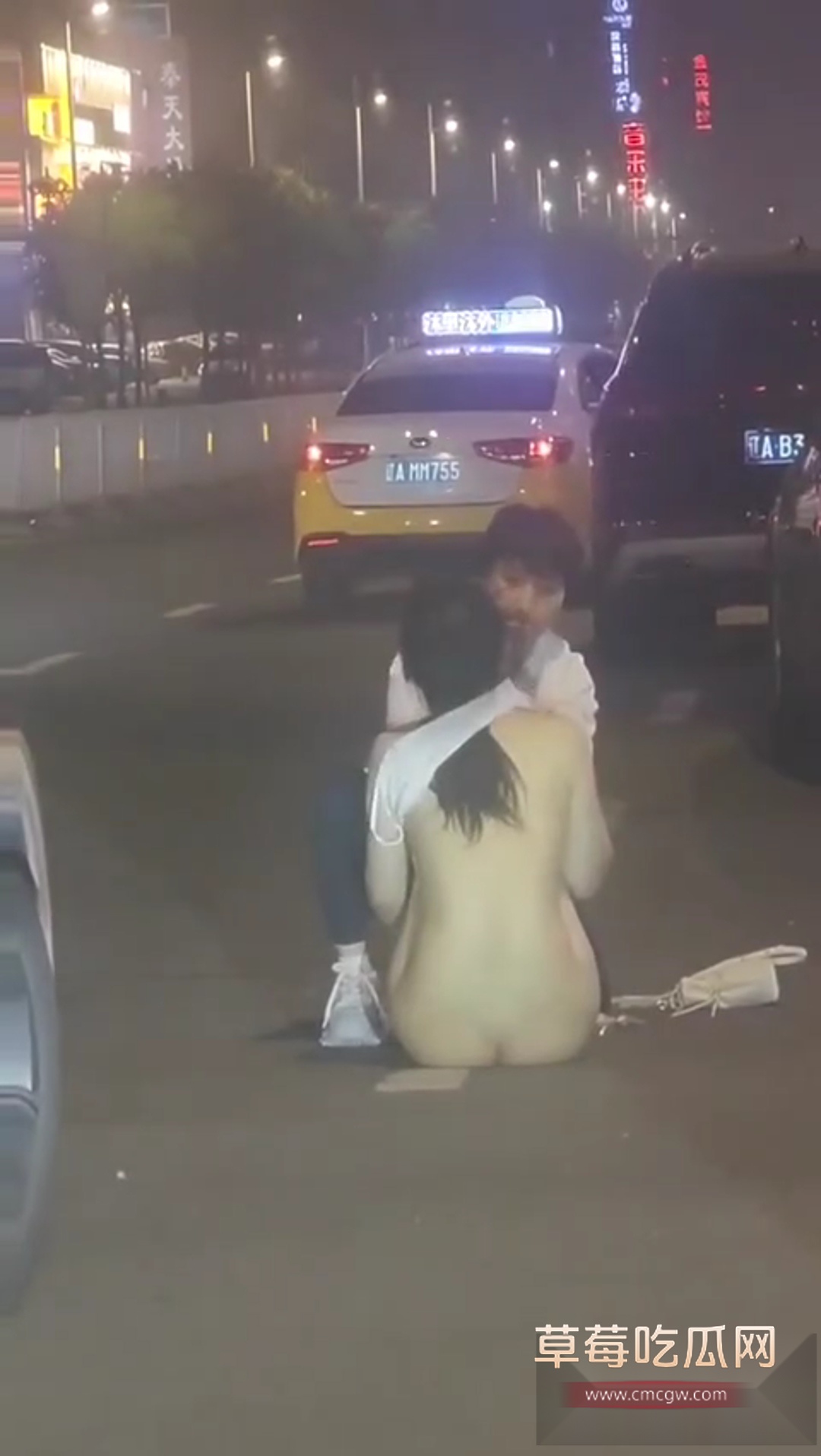 大街上跟老妈吵架一言不合就脱光 10 大街上跟老妈吵架一言不合就脱光 10