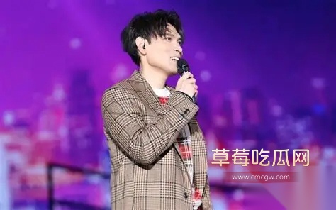 杨宗纬演唱会摔下舞台 1 杨宗纬演唱会摔下舞台 1