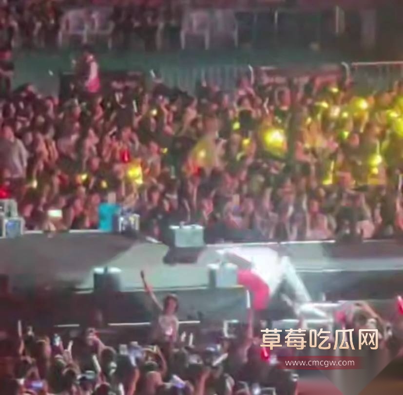 杨宗纬演唱会摔下舞台 6 杨宗纬演唱会摔下舞台 6