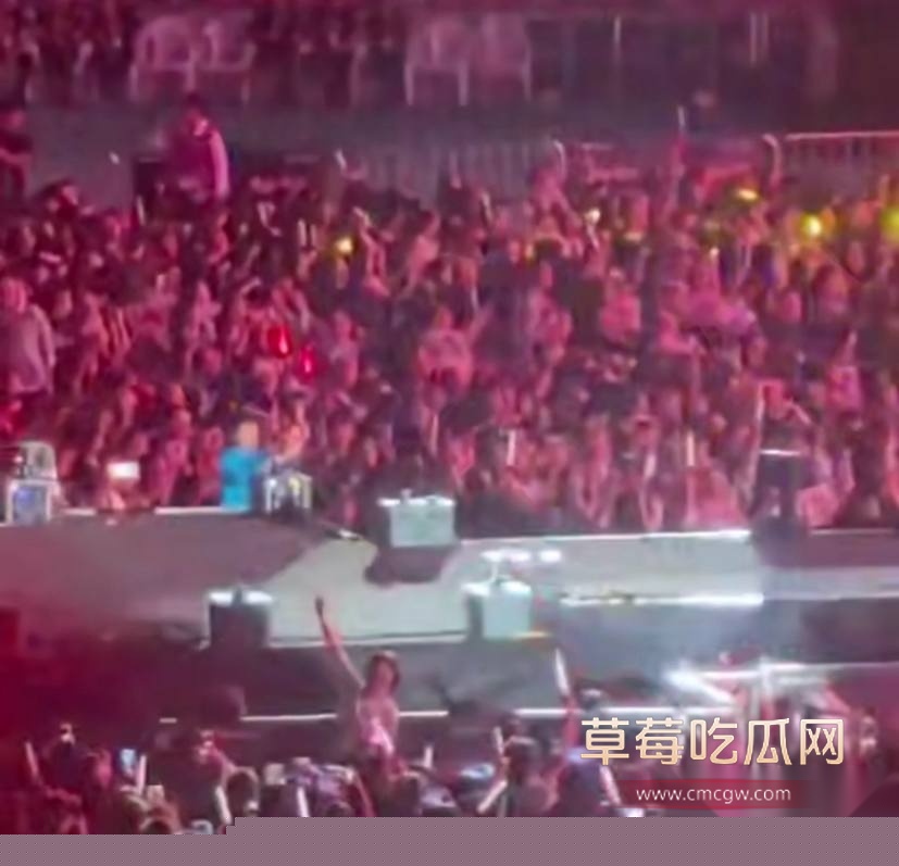 杨宗纬演唱会摔下舞台 5 杨宗纬演唱会摔下舞台 5