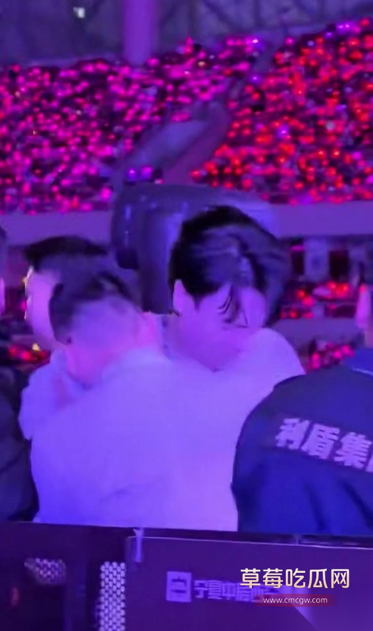 杨宗纬演唱会摔下舞台 4 杨宗纬演唱会摔下舞台 4