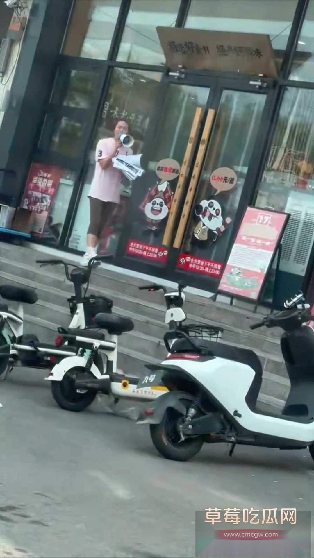 小三被原配大字报骂到店门口 1 小三被原配大字报骂到店门口 1