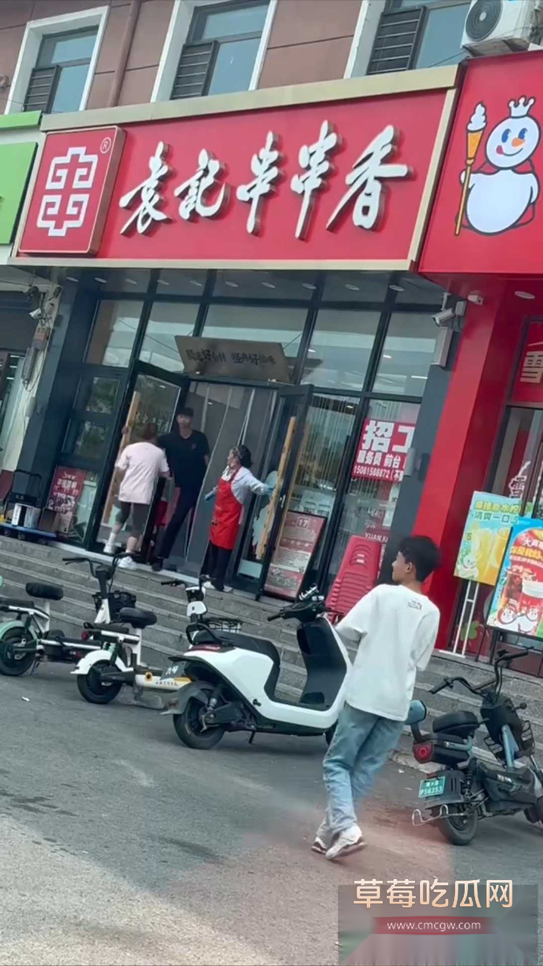 小三被原配大字报骂到店门口 2 小三被原配大字报骂到店门口 2