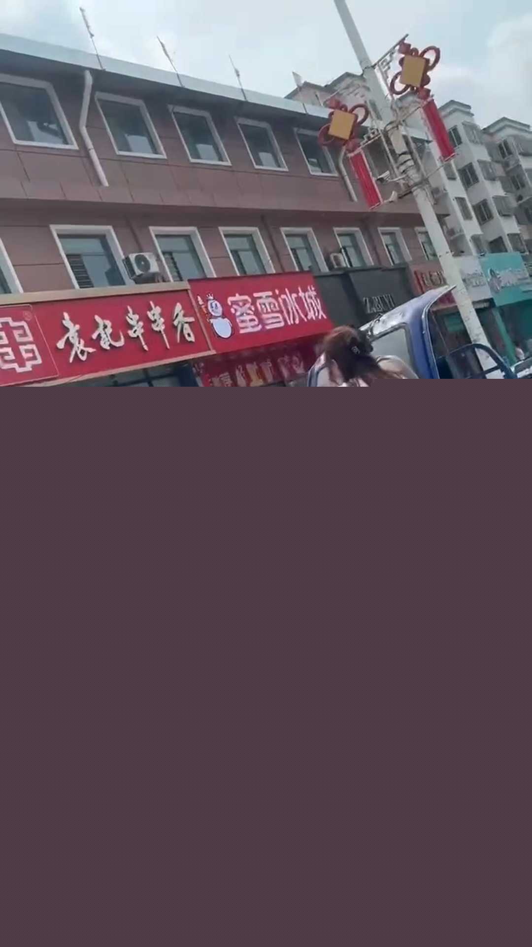 小三被原配大字报骂到店门口 3 小三被原配大字报骂到店门口 3