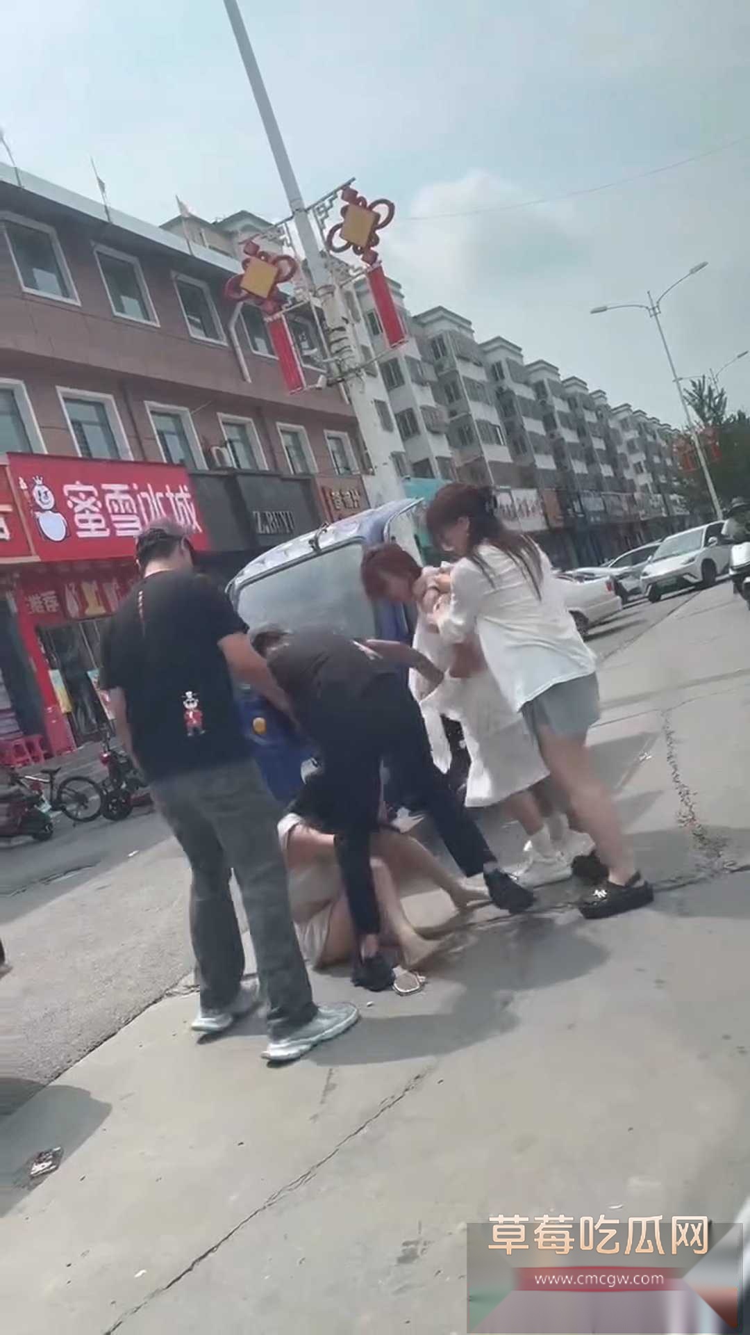 小三被原配大字报骂到店门口 4 小三被原配大字报骂到店门口 4