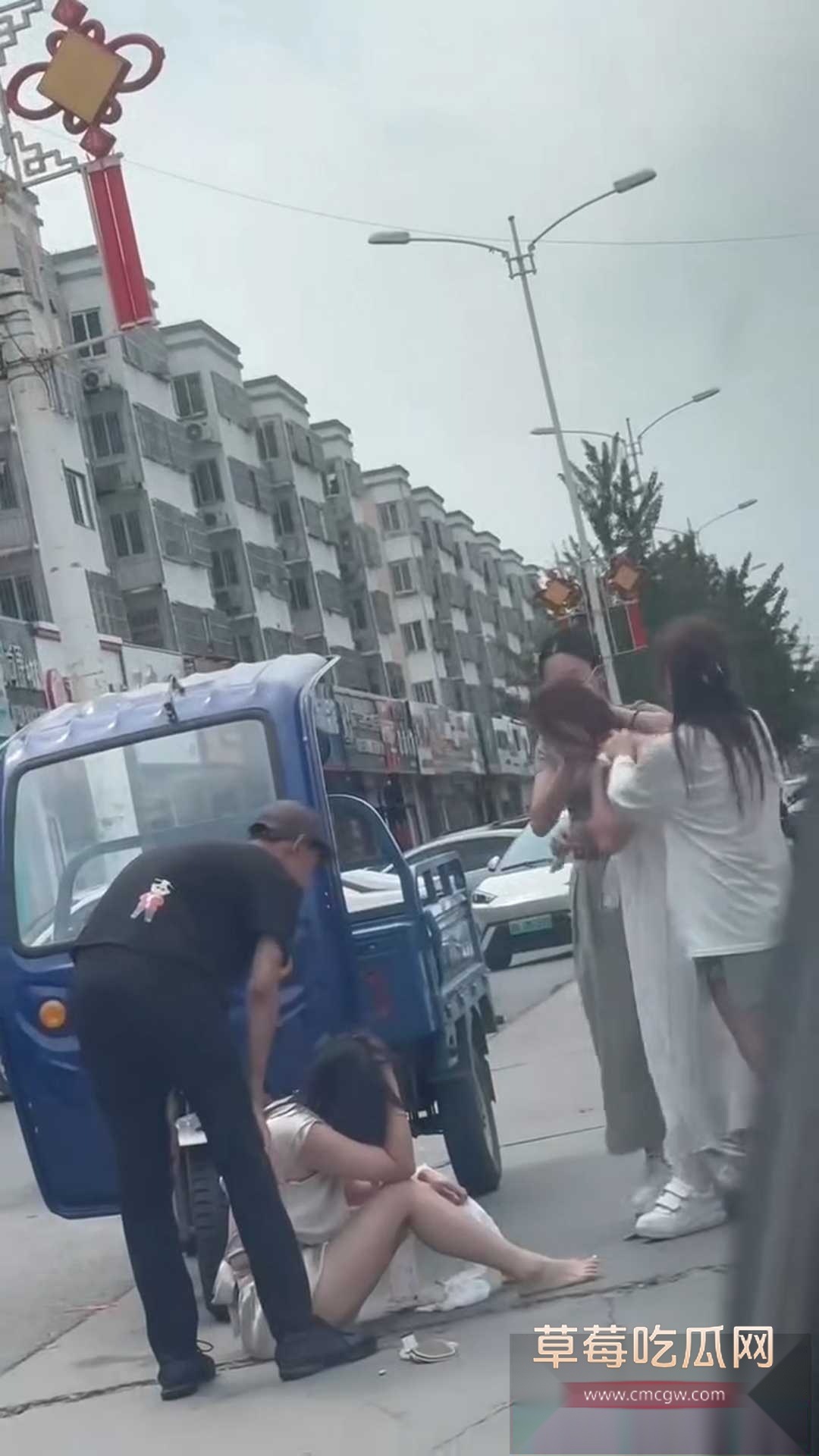 小三被原配大字报骂到店门口 5 小三被原配大字报骂到店门口 5