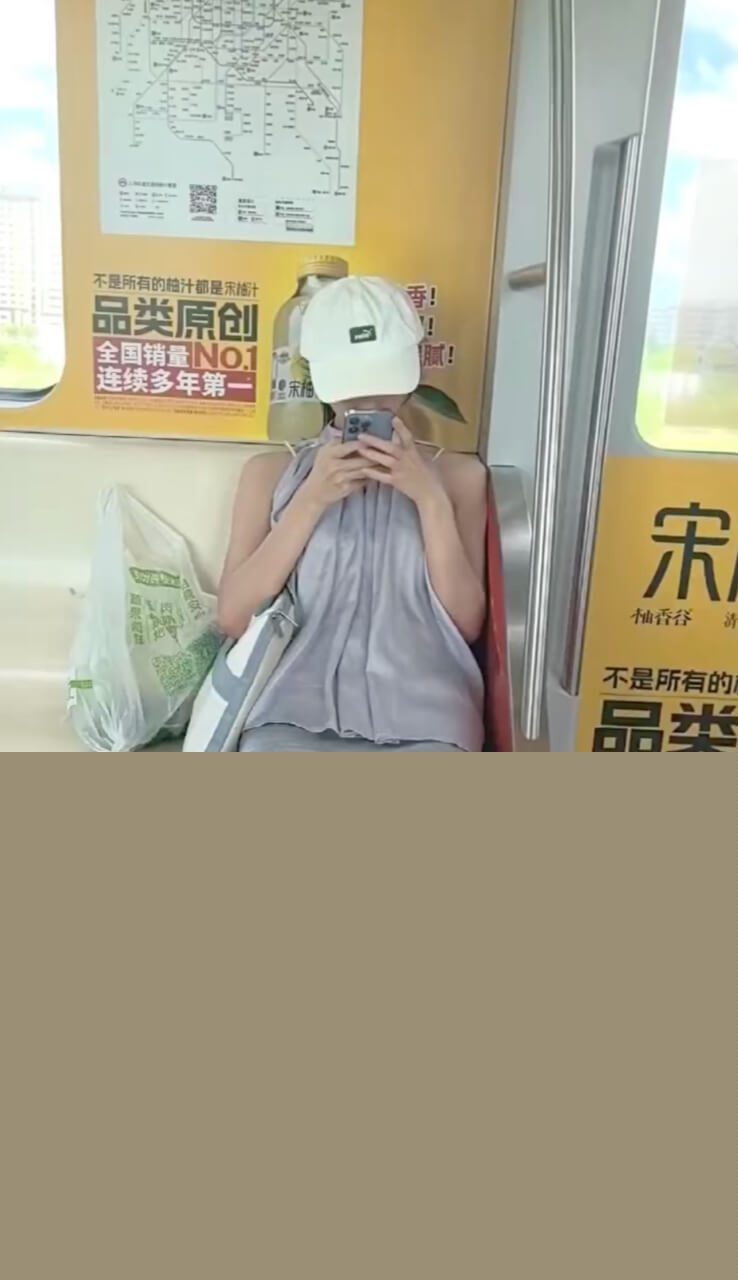 上海地铁帽子姐被抄底10.jpg 上海地铁帽子姐被抄底10.jpg