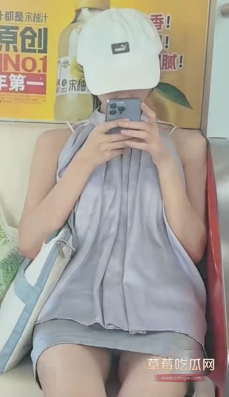 上海地铁帽子姐被抄底11.jpg 上海地铁帽子姐被抄底11.jpg