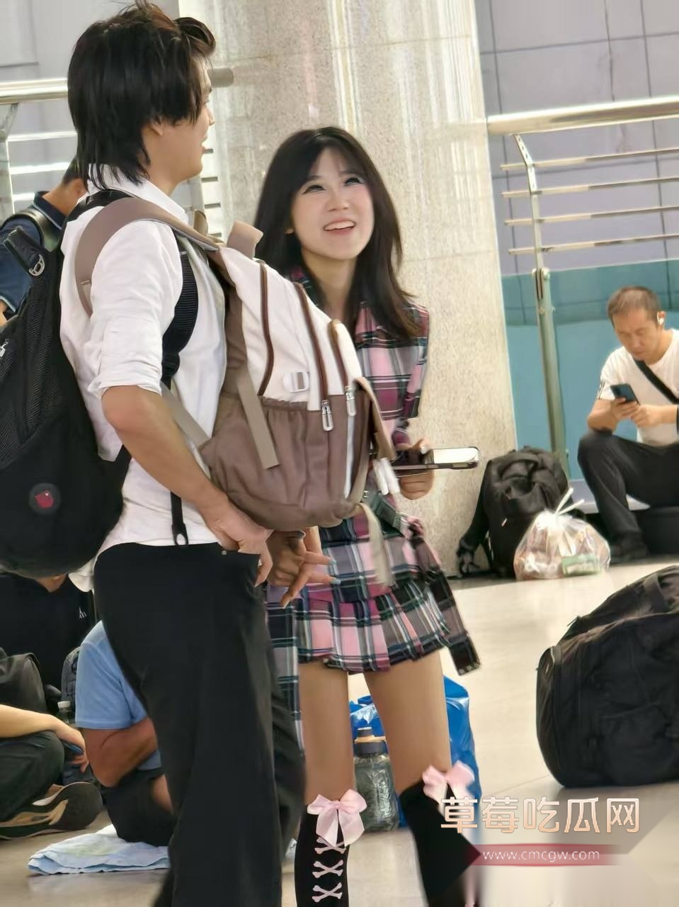 山东潍坊高铁站骚逼穿成这样 9