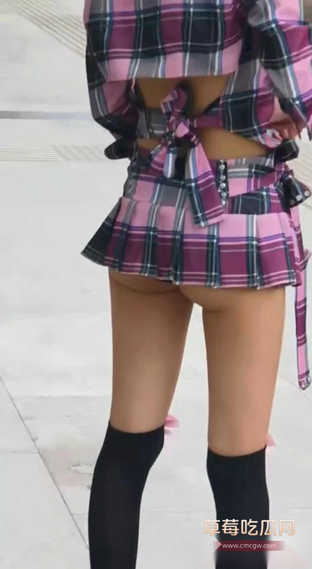 山东潍坊高铁站骚逼穿成这样 1