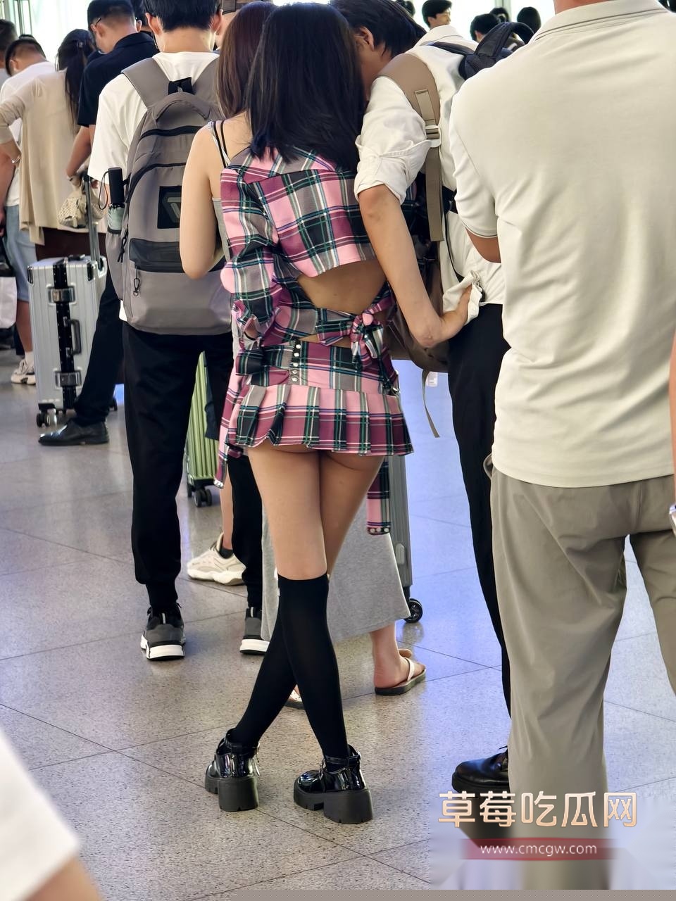 山东潍坊高铁站骚逼穿成这样 8