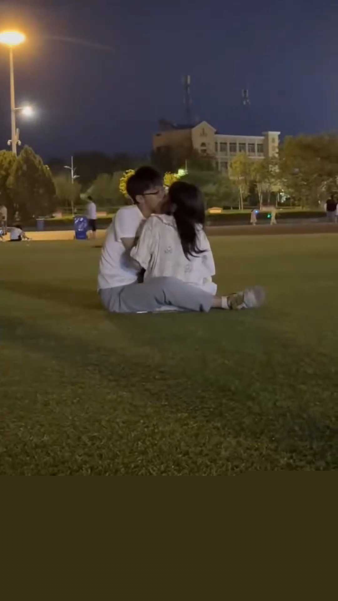 一对小情侣在草坪 6