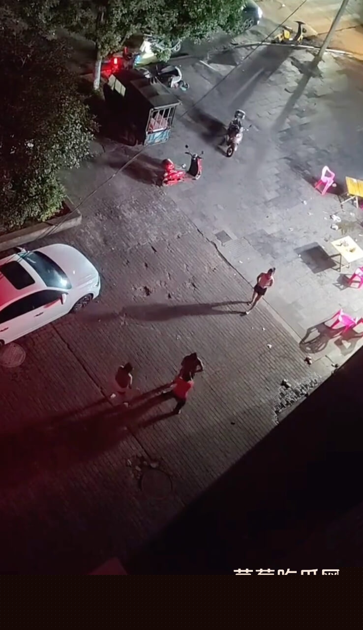 老王跑去玩人家老婆被抓到了.jpg 老王跑去玩人家老婆被抓到了.jpg