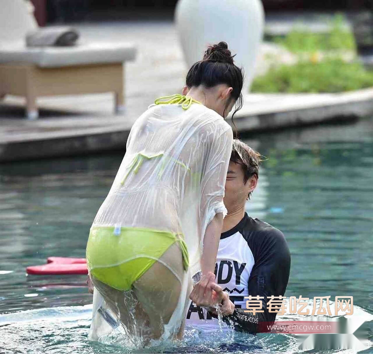 魏大勋和女明星亲密互动照片4.jpg 魏大勋和女明星亲密互动照片4.jpg