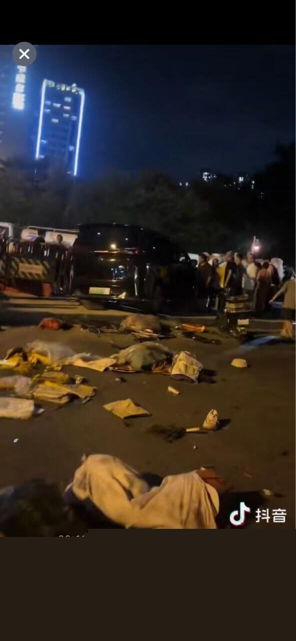 广州鹤洞大桥车祸现场缠不忍睹2.jpg 广州鹤洞大桥车祸现场缠不忍睹2.jpg