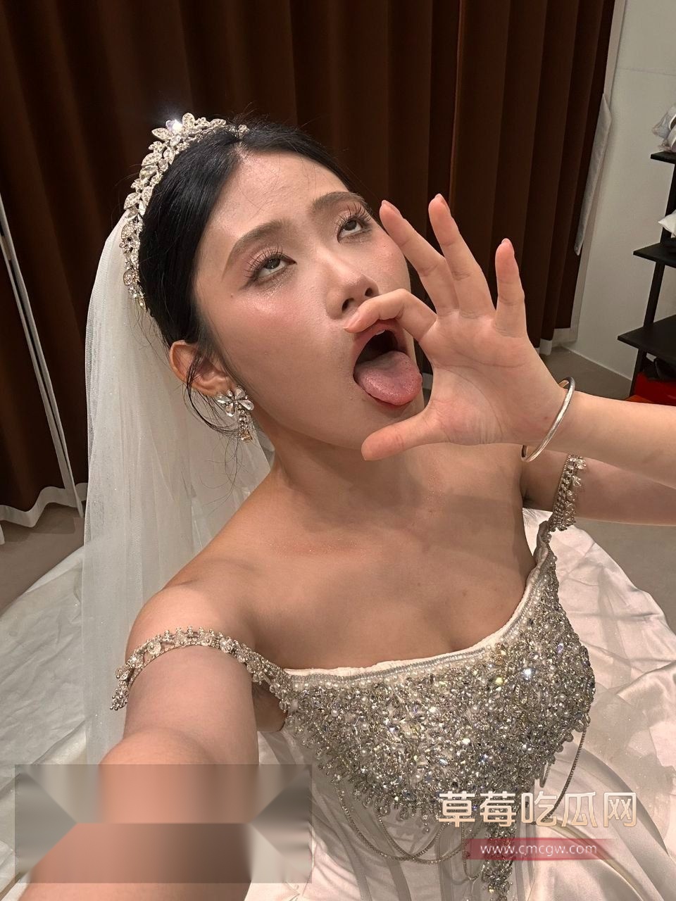 抖音网美南南想吃糖被网友认出是个推特福利姬 深喉大肉棒和无限阿黑颜都是她的拿手绝活