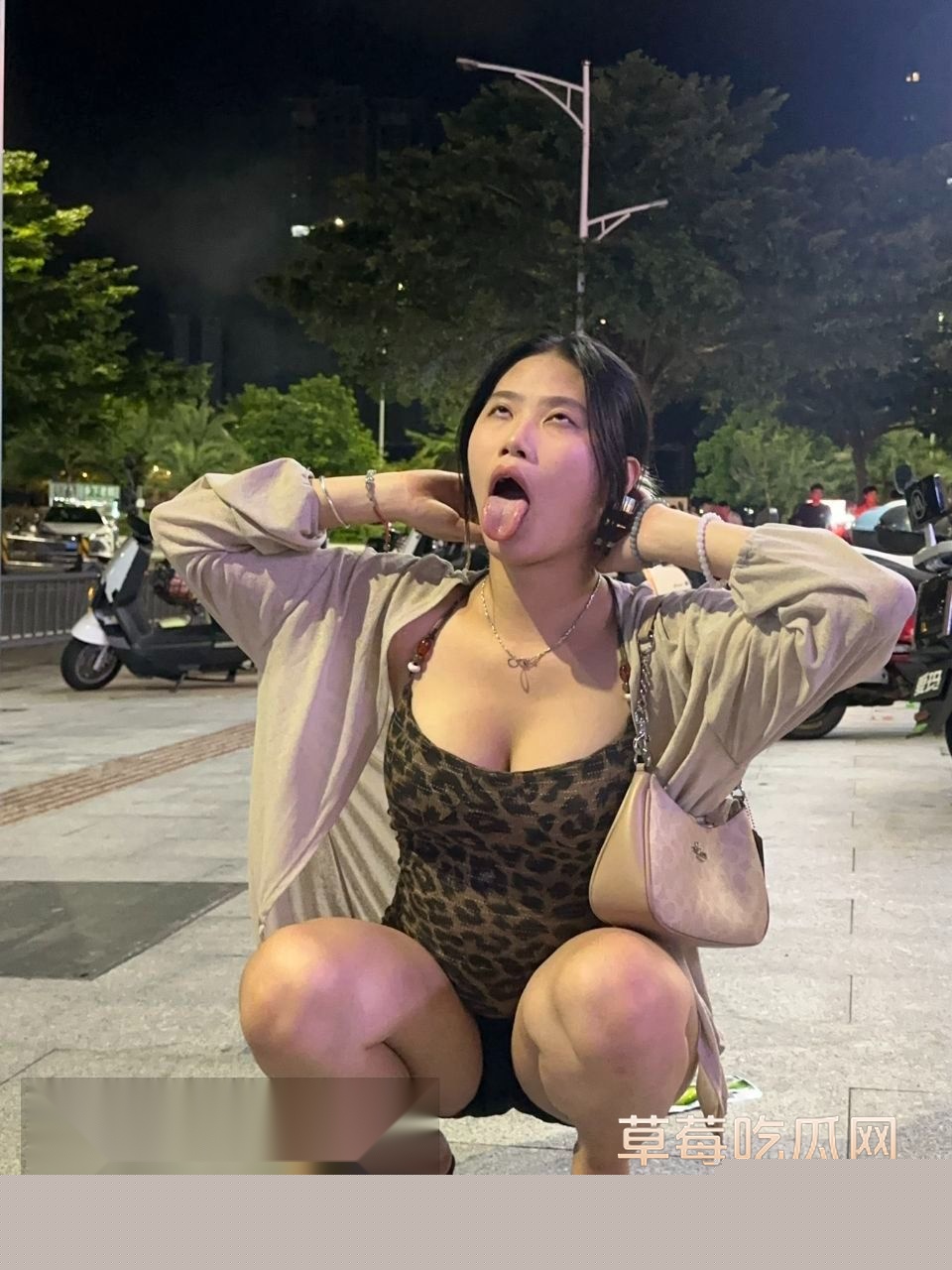 抖音网美南南想吃糖被网友认出是个推特福利姬 深喉大肉棒和无限阿黑颜都是她的拿手绝活