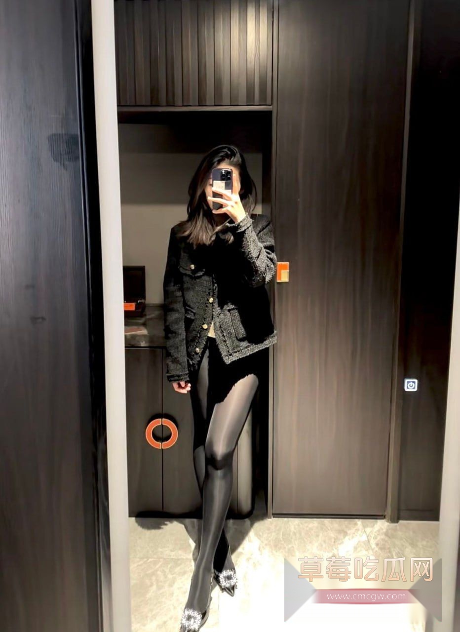 推特高冷女神 超辣御姐 在金主面前是个听话母狗 不仅拥有雪白柔软 的大雷子 还不断谄媚富哥跪着吃鸡巴 推特高冷女神 超辣御姐 在金主面前是个听话母狗 不仅拥有雪白柔软 的大雷子 还不断谄媚富哥跪着吃鸡巴