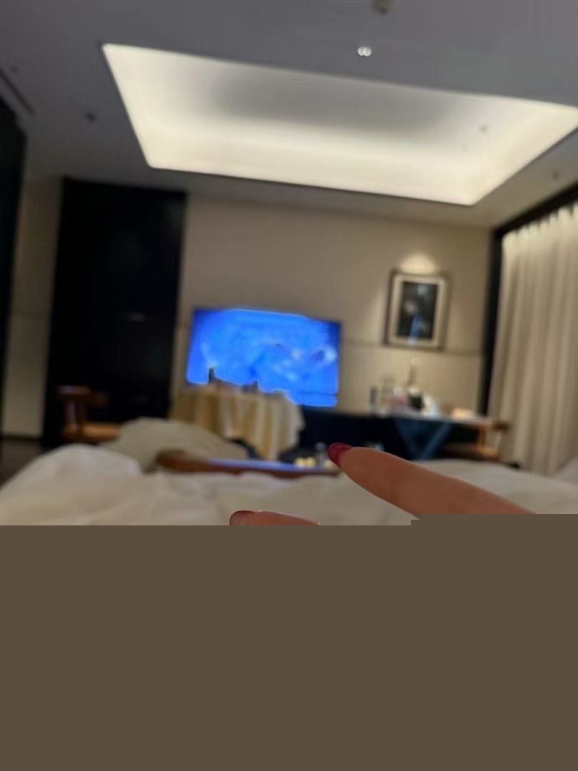 推特高冷女神 超辣御姐 在金主面前是个听话母狗 不仅拥有雪白柔软 的大雷子 还不断谄媚富哥跪着吃鸡巴 推特高冷女神 超辣御姐 在金主面前是个听话母狗 不仅拥有雪白柔软 的大雷子 还不断谄媚富哥跪着吃鸡巴