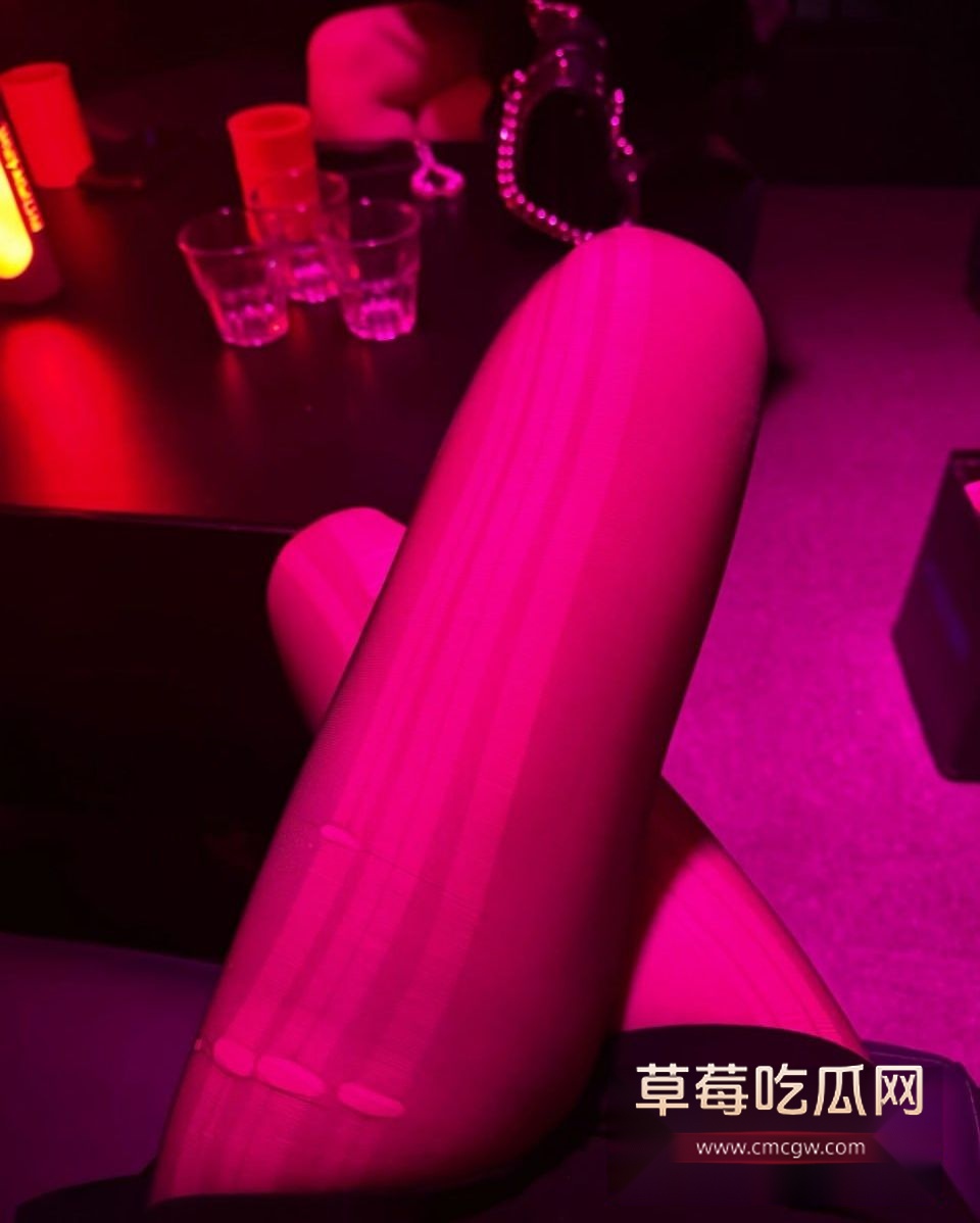 推特高冷女神 超辣御姐 在金主面前是个听话母狗 不仅拥有雪白柔软 的大雷子 还不断谄媚富哥跪着吃鸡巴 推特高冷女神 超辣御姐 在金主面前是个听话母狗 不仅拥有雪白柔软 的大雷子 还不断谄媚富哥跪着吃鸡巴