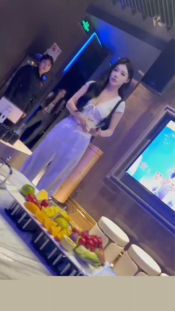 KTV里字头开头的陪酒妹1.jpg KTV里字头开头的陪酒妹1.jpg