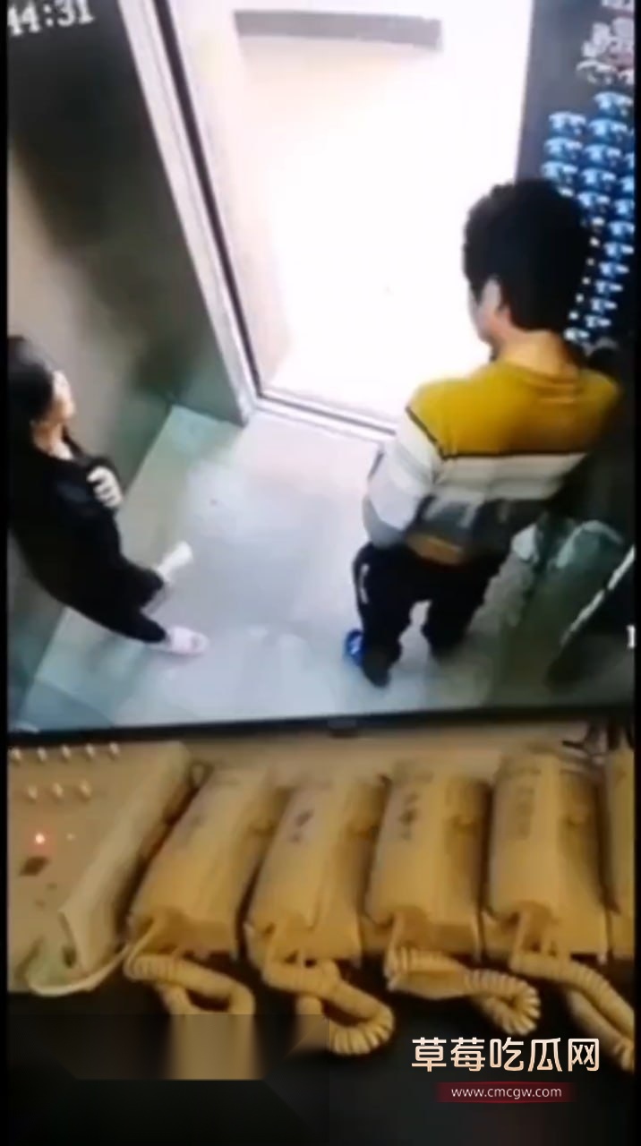 电梯里做爱1.jpg 电梯里做爱1.jpg