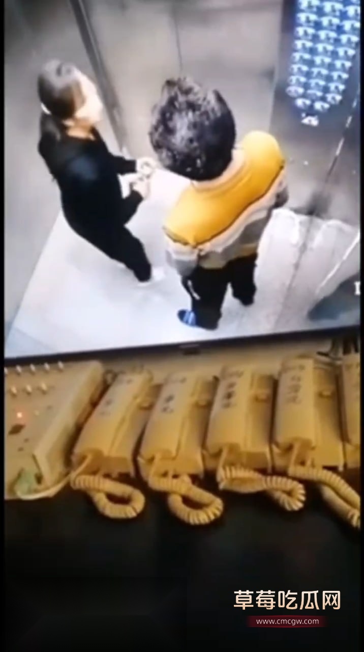 电梯里做爱2.jpg 电梯里做爱2.jpg