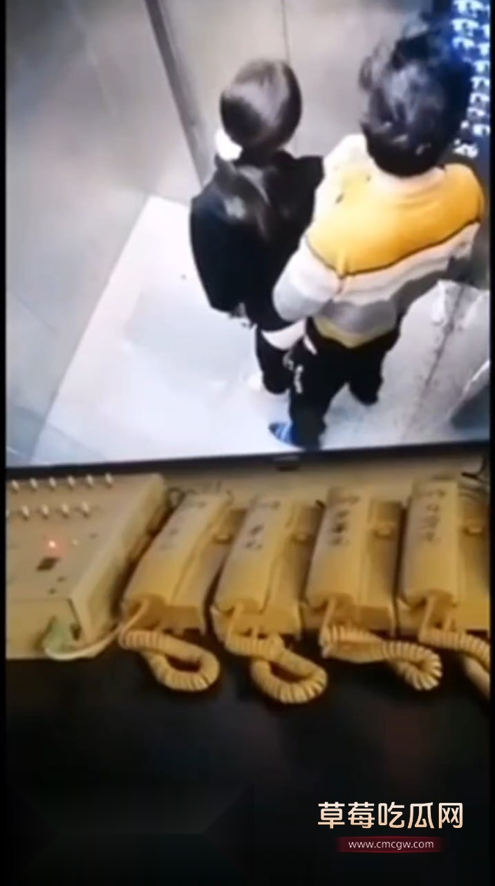 电梯里做爱3.jpg 电梯里做爱3.jpg