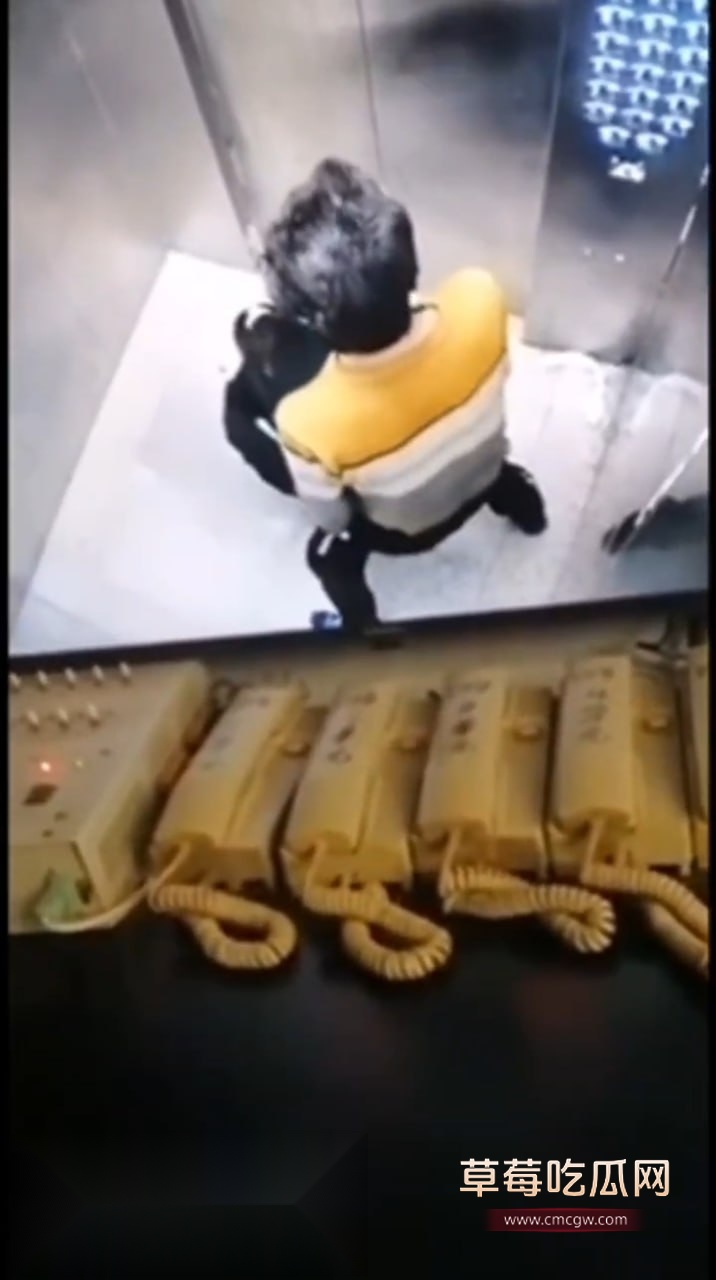 电梯里做爱5.jpg 电梯里做爱5.jpg