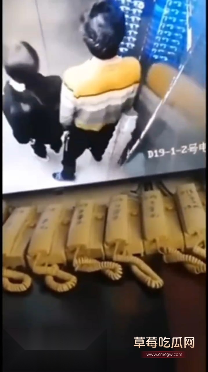 电梯里做爱6.jpg 电梯里做爱6.jpg