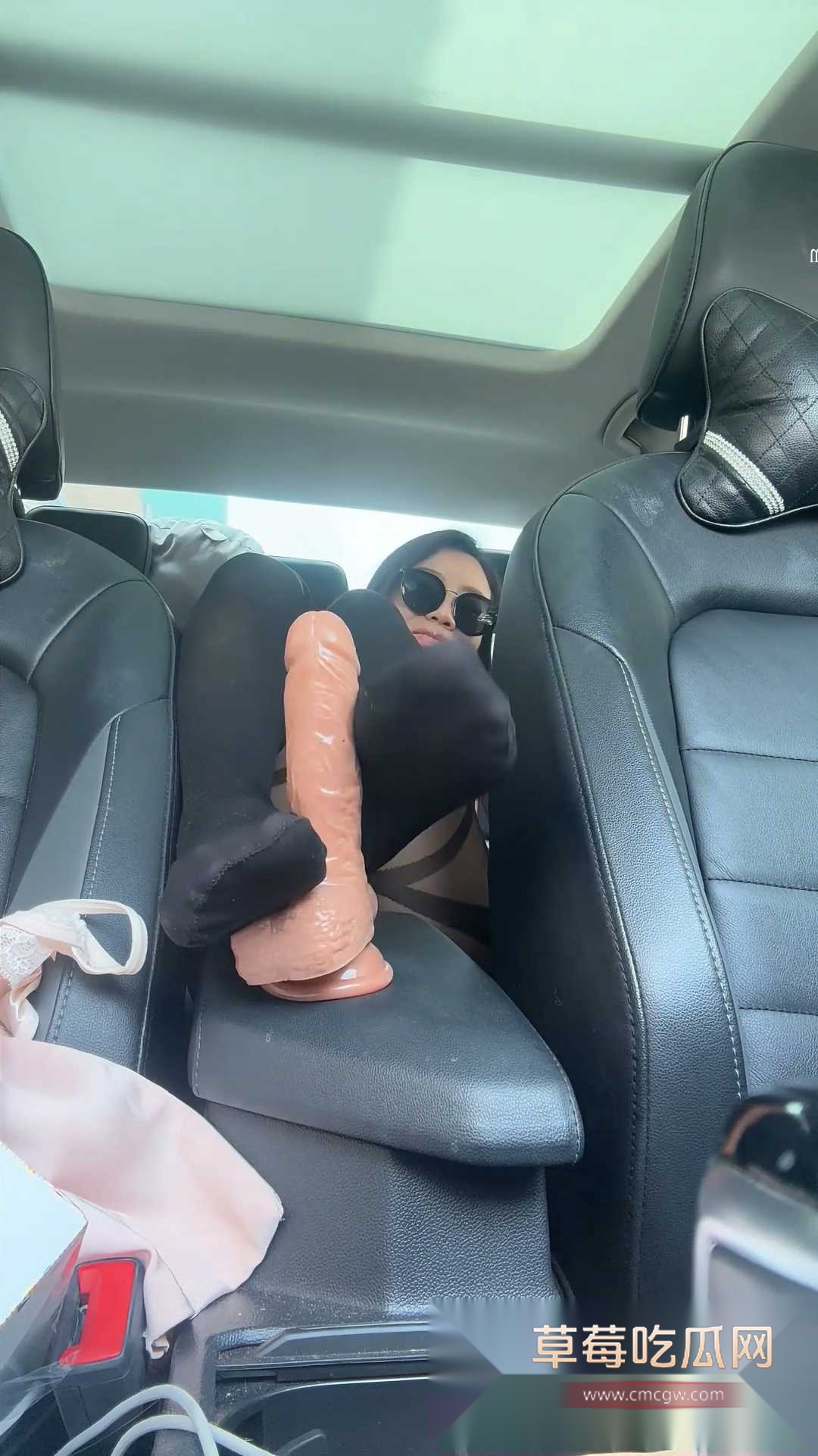 小鸽子车内自慰 2 小鸽子车内自慰 2