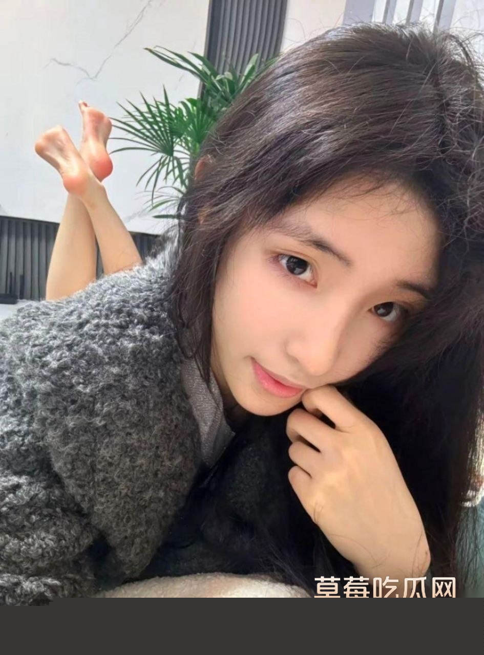 某艺术系女大学生 25