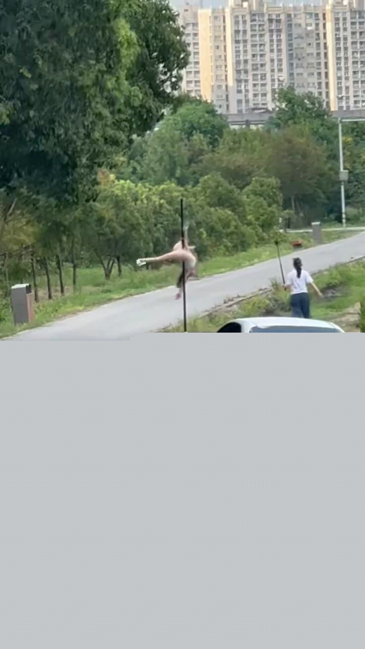 钢管舞女神户外开秀2