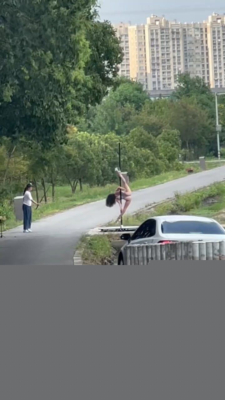 钢管舞女神户外开秀6